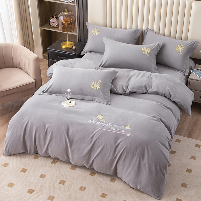 91家纺网 家纺一手货源 找家纺 优姿家纺 2024新款锦棉绣花四件套吊边床单一字绣枕套套件-雅韵 雅韵-灰