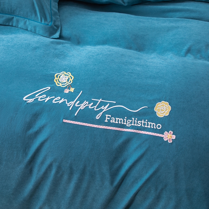 91家纺网 家纺一手货源 找家纺 优姿家纺 2024新款锦棉绣花四件套吊边床单一字绣枕套套件-雅韵 雅韵-绿