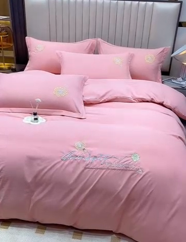 91家纺网 家纺一手货源 找家纺 优姿家纺 2024新款锦棉绣花四件套吊边床单一字绣枕套套件-雅韵 雅韵-粉