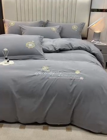 91家纺网 家纺一手货源 找家纺 优姿家纺 2024新款锦棉绣花四件套吊边床单一字绣枕套套件-雅韵 雅韵-灰
