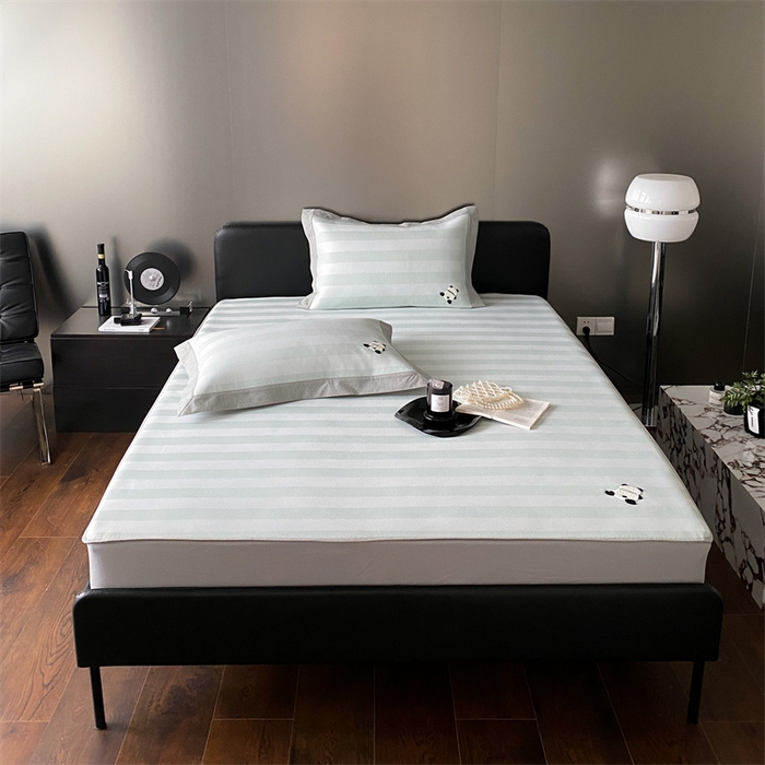 91家纺网 家纺一手货源 找家纺 三味舒屋 2025新款凉感抗菌防螨印花冰丝养生席床笠款 熊宝