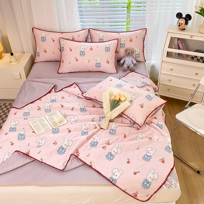 91家纺网 家纺一手货源 找家纺 花漾 2024新款A类针织棉凉感丝夏被凉席四件套自然光 樱桃小兔