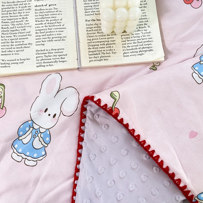 91家纺网 家纺一手货源 找家纺 花漾 2024新款A类针织棉凉感丝夏被凉席四件套自然光 樱桃小兔