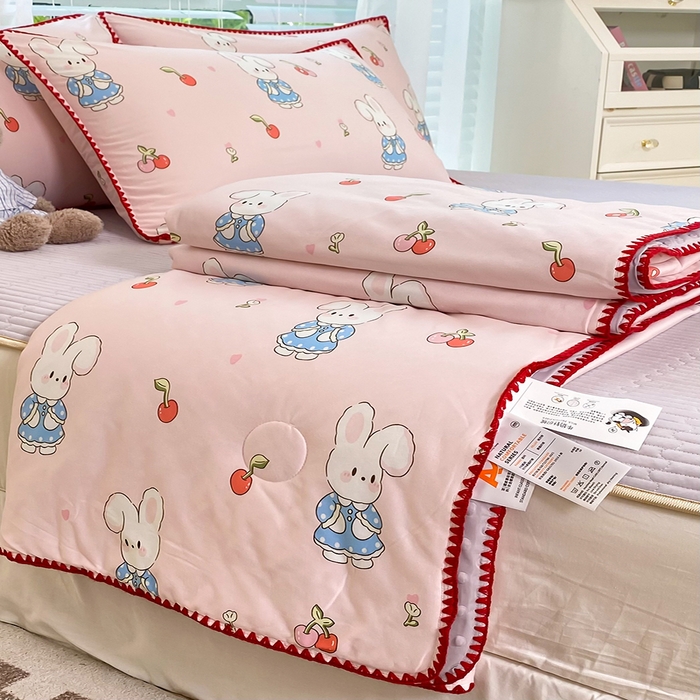 91家纺网 家纺一手货源 找家纺 花漾 2024新款A类针织棉凉感丝夏被凉席四件套自然光 樱桃小兔