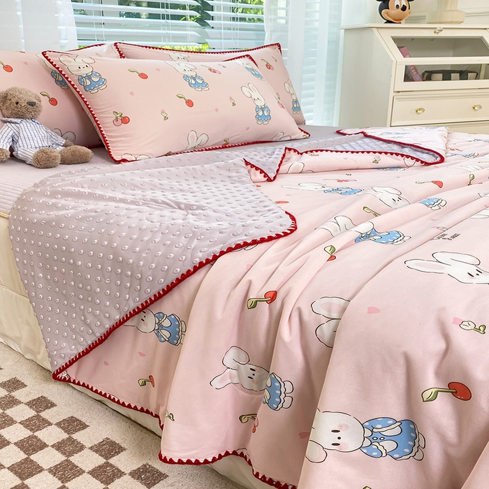 91家纺网 家纺一手货源 找家纺 花漾 2024新款A类针织棉凉感丝夏被凉席四件套自然光 樱桃小兔