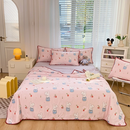 91家纺网 家纺一手货源 找家纺 花漾 2024新款A类针织棉凉感丝夏被凉席四件套自然光 樱桃小兔