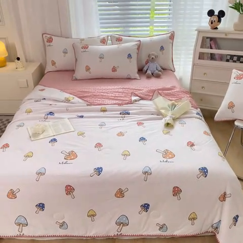 91家纺网 家纺一手货源 找家纺 花漾 2024新款A类针织棉凉感丝夏被凉席四件套自然光 梦幻蘑菇