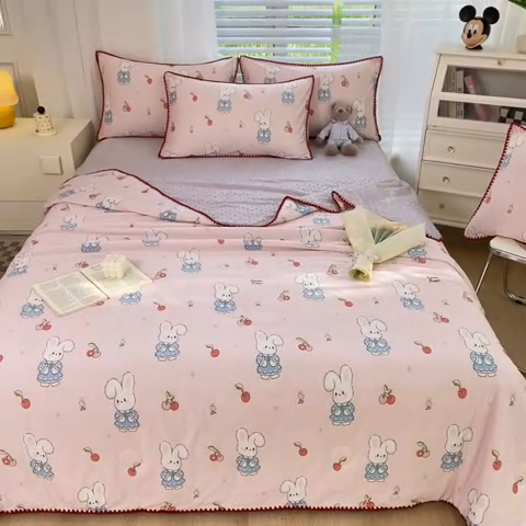 91家纺网 家纺一手货源 找家纺 花漾 2024新款A类针织棉凉感丝夏被凉席四件套自然光 樱桃小兔