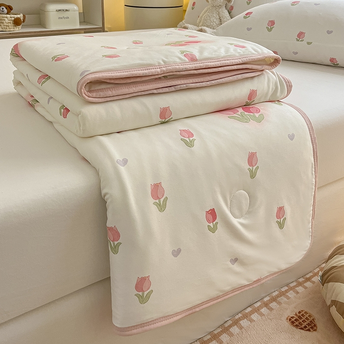 91家纺网 家纺一手货源 找家纺 桃子 2023新款A类ins高品质小清新花卉卡通牛奶丝针织棉夏被 针织棉夏被-奶油郁金香粉