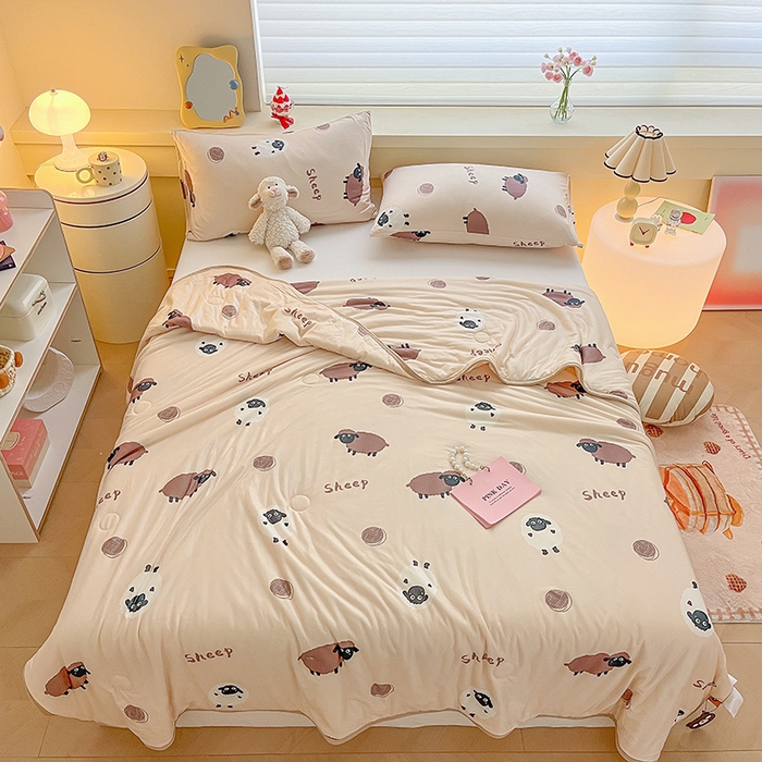 91家纺网 家纺一手货源 找家纺 桃子 2023新款A类ins高品质小清新花卉卡通牛奶丝针织棉夏被 针织棉夏被-小绵羊