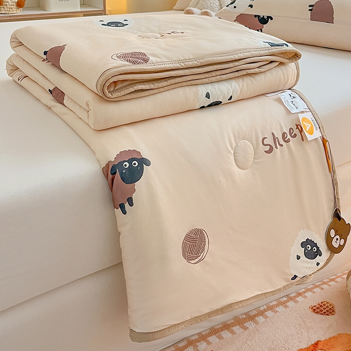 91家纺网 家纺一手货源 找家纺 桃子 2023新款A类ins高品质小清新花卉卡通牛奶丝针织棉夏被 针织棉夏被-小绵羊