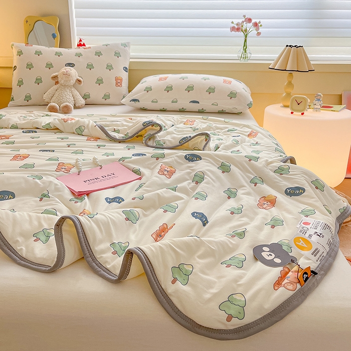 91家纺网 家纺一手货源 找家纺 桃子 2023新款A类ins高品质小清新花卉卡通牛奶丝针织棉夏被 针织棉夏被-快乐熊