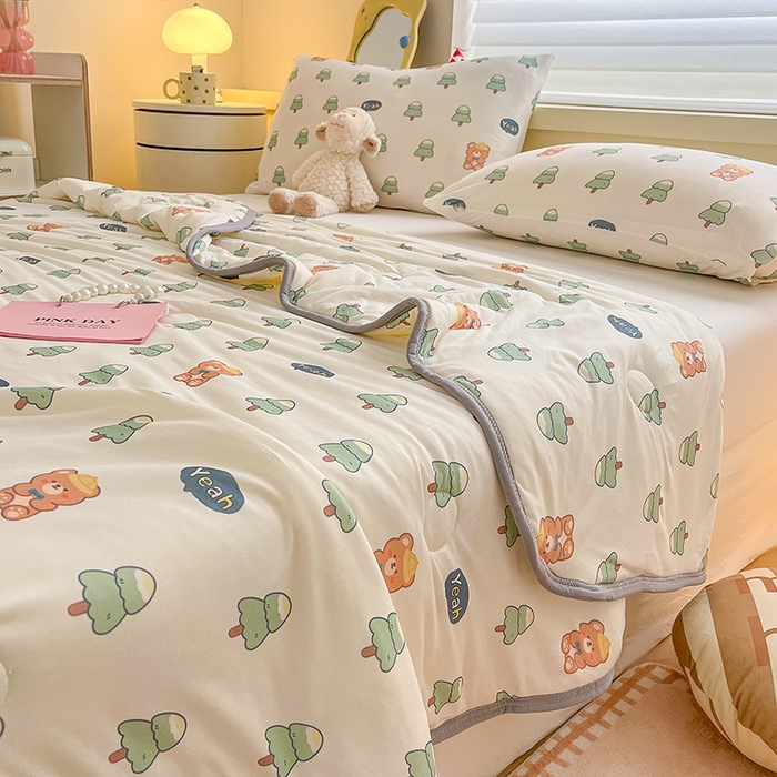 91家纺网 家纺一手货源 找家纺 桃子 2023新款A类ins高品质小清新花卉卡通牛奶丝针织棉夏被 针织棉夏被-快乐熊