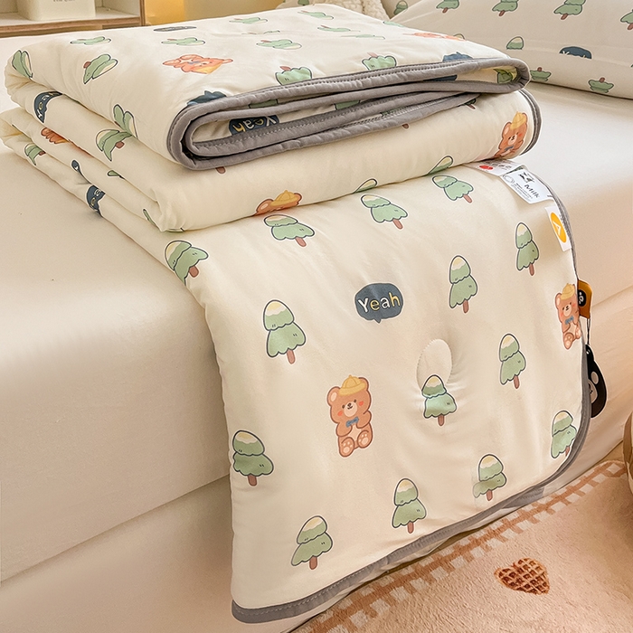 91家纺网 家纺一手货源 找家纺 桃子 2023新款A类ins高品质小清新花卉卡通牛奶丝针织棉夏被 针织棉夏被-快乐熊