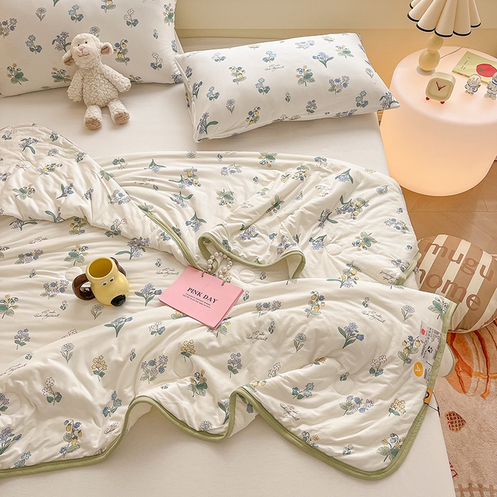 91家纺网 家纺一手货源 找家纺 桃子 2023新款A类ins高品质小清新花卉卡通牛奶丝针织棉夏被 针织棉夏被-木槿花