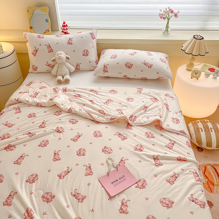 91家纺网 家纺一手货源 找家纺 桃子 2023新款A类ins高品质小清新花卉卡通牛奶丝针织棉夏被 针织棉夏被-樱桃奶油兔