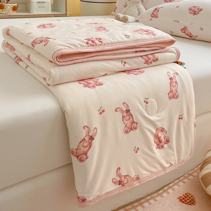 91家纺网 家纺一手货源 找家纺 桃子 2023新款A类ins高品质小清新花卉卡通牛奶丝针织棉夏被 针织棉夏被-樱桃奶油兔