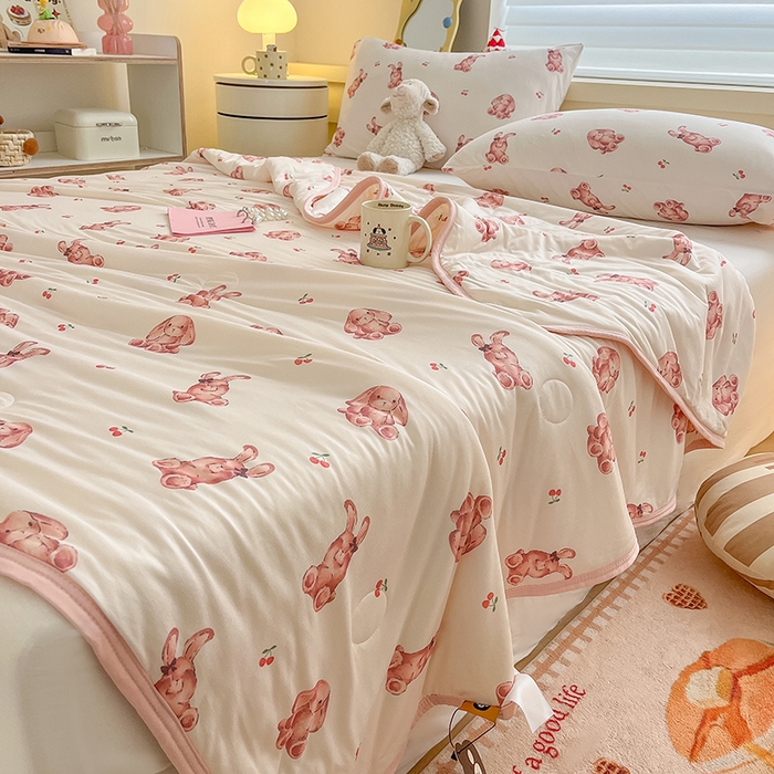 91家纺网 家纺一手货源 找家纺 桃子 2023新款A类ins高品质小清新花卉卡通牛奶丝针织棉夏被 针织棉夏被-樱桃奶油兔