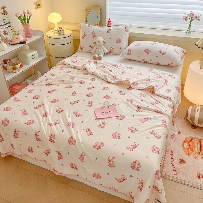 91家纺网 家纺一手货源 找家纺 桃子 2023新款A类ins高品质小清新花卉卡通牛奶丝针织棉夏被 针织棉夏被-樱桃奶油兔