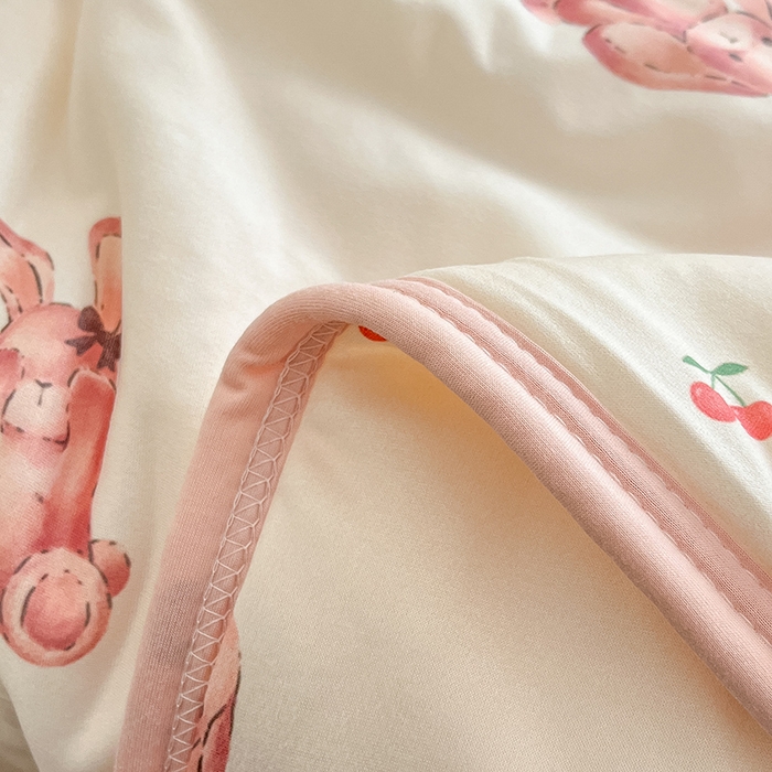 91家纺网 家纺一手货源 找家纺 桃子 2023新款A类ins高品质小清新花卉卡通牛奶丝针织棉夏被 针织棉夏被-樱桃奶油兔