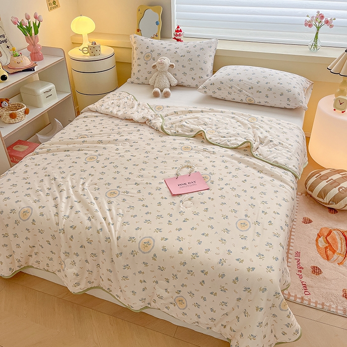 91家纺网 家纺一手货源 找家纺 桃子 2023新款A类ins高品质小清新花卉卡通牛奶丝针织棉夏被 针织棉夏被-法蓝