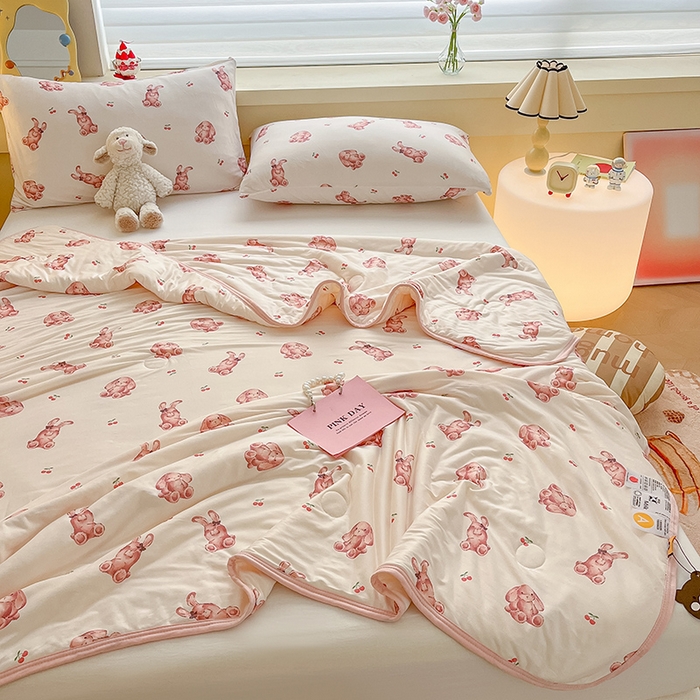 91家纺网 家纺一手货源 找家纺 桃子 2023新款A类ins高品质小清新花卉卡通牛奶丝针织棉夏被 针织棉夏被-樱桃奶油兔