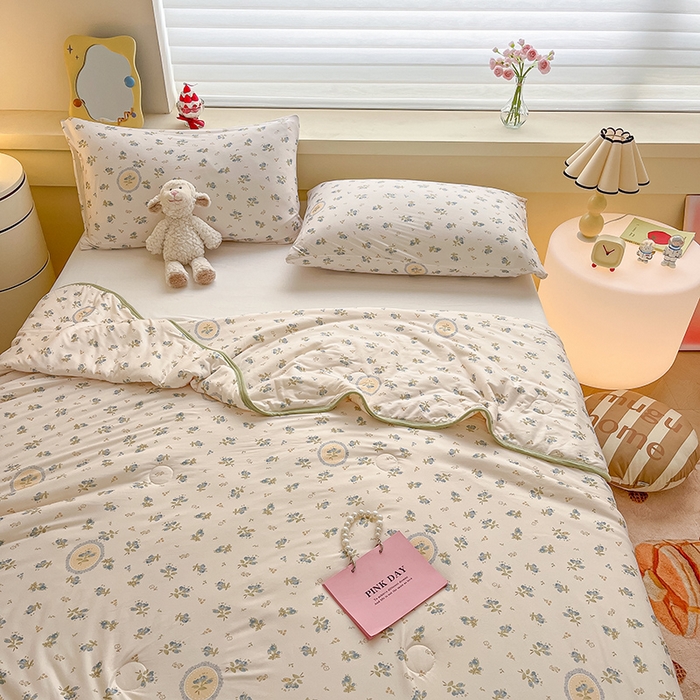 91家纺网 家纺一手货源 找家纺 桃子 2023新款A类ins高品质小清新花卉卡通牛奶丝针织棉夏被 针织棉夏被-法蓝