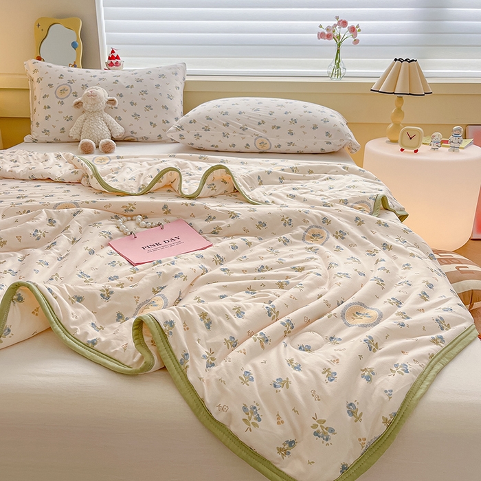 91家纺网 家纺一手货源 找家纺 桃子 2023新款A类ins高品质小清新花卉卡通牛奶丝针织棉夏被 针织棉夏被-法蓝