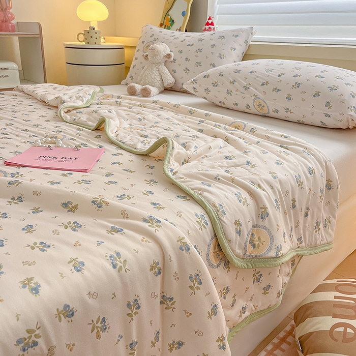 91家纺网 家纺一手货源 找家纺 桃子 2023新款A类ins高品质小清新花卉卡通牛奶丝针织棉夏被 针织棉夏被-法蓝