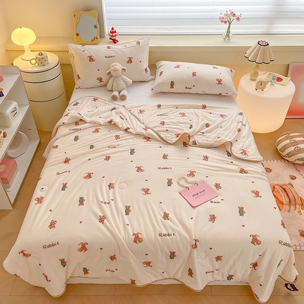 91家纺网 家纺一手货源 找家纺 （总）桃子 2023新款A类ins高品质小清新花卉卡通牛奶丝针织棉夏被