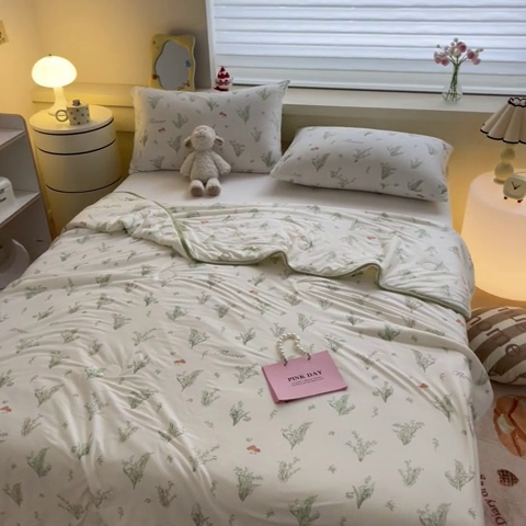 91家纺网 家纺一手货源 找家纺 桃子 2023新款A类ins高品质小清新花卉卡通牛奶丝针织棉夏被 针织棉夏被-春兰