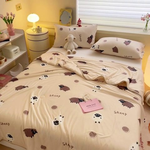 91家纺网 家纺一手货源 找家纺 桃子 2023新款A类ins高品质小清新花卉卡通牛奶丝针织棉夏被 针织棉夏被-小绵羊