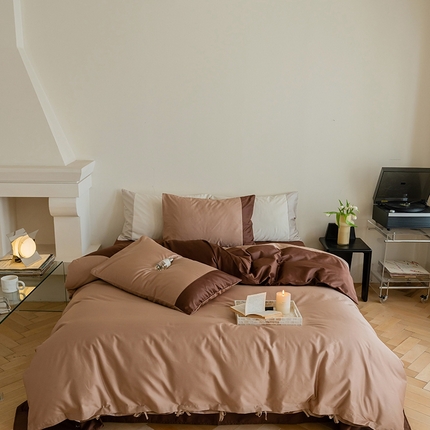 91家纺网 家纺一手货源 找家纺 华超针织 2023新款100支贡缎拼色四件套 巧克力拼暖杏