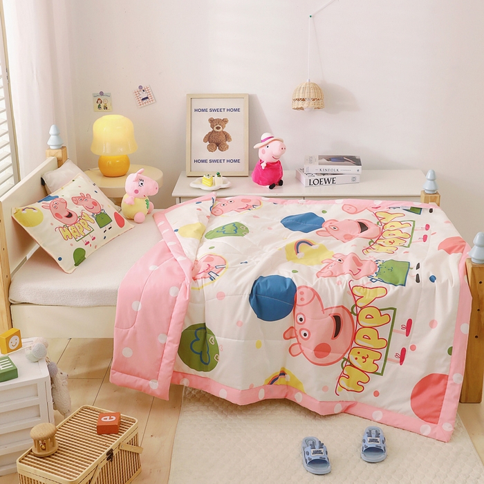 91家纺网 家纺一手货源 找家纺 鱼宝 2023新款小猪佩奇授权全棉夏被 佩奇花园