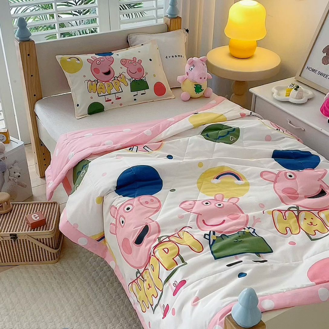 91家纺网 家纺一手货源 找家纺 鱼宝 2023新款小猪佩奇授权全棉夏被 佩奇花园
