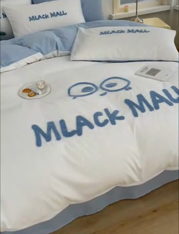 91家纺网 家纺一手货源 找家纺 曼谷 新款毛巾绣四件套ins煤球图案柔软磨毛水洗棉套件 煤球-白天蓝