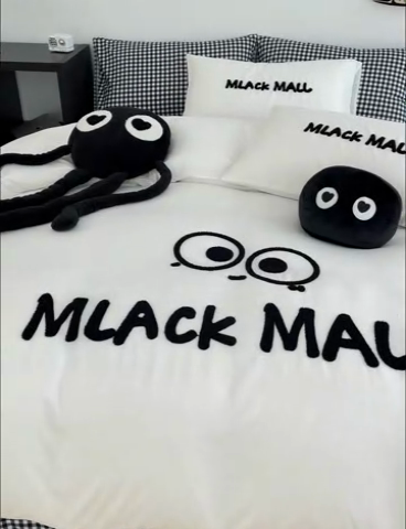 91家纺网 家纺一手货源 找家纺 曼谷 新款毛巾绣四件套ins煤球图案柔软磨毛水洗棉套件  煤球-小黑