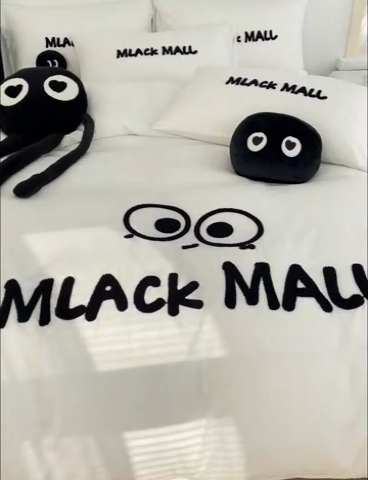 91家纺网 家纺一手货源 找家纺 曼谷 新款毛巾绣四件套ins煤球图案柔软磨毛水洗棉套件 煤球-小白