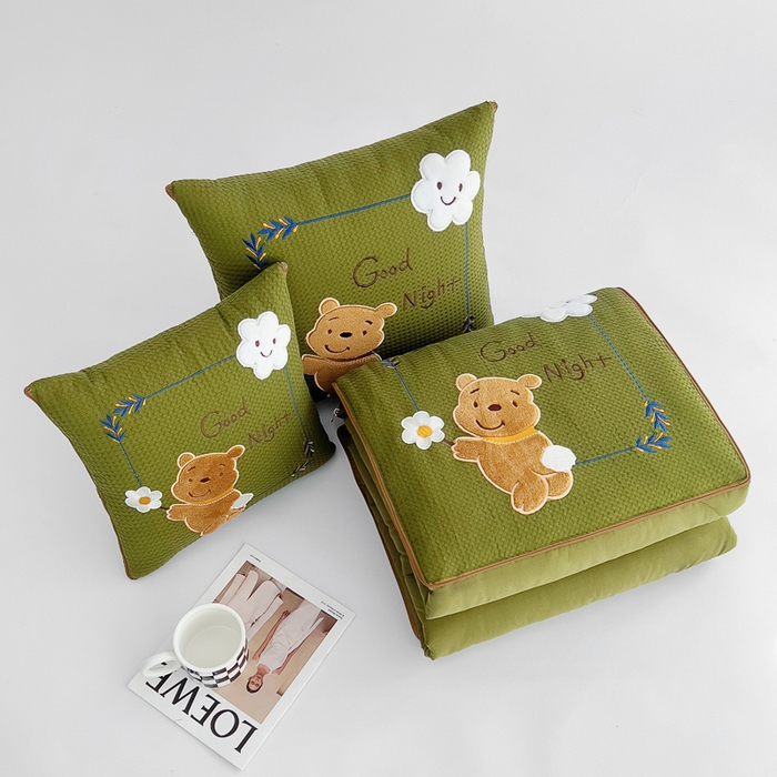 91家纺网 家纺一手货源 找家纺 阳光依佰 2024四季款全棉贴布绣华夫格抱枕被--元气熊系列 橄榄绿