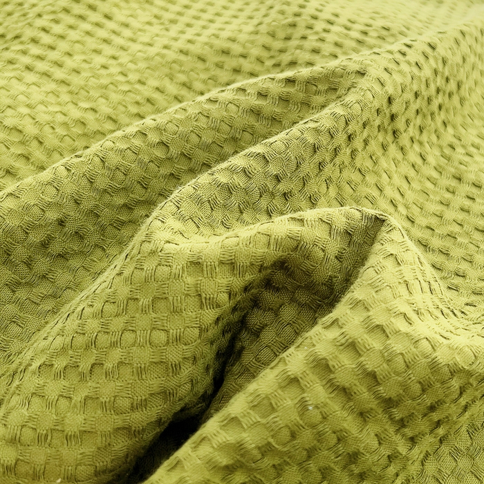 91家纺网 家纺一手货源 找家纺 阳光依佰 2024四季款全棉贴布绣华夫格抱枕被--元气熊系列 橄榄绿