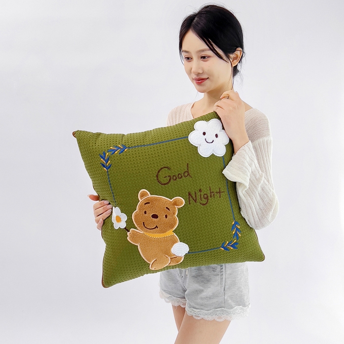 91家纺网 家纺一手货源 找家纺 阳光依佰 2024四季款全棉贴布绣华夫格抱枕被--元气熊系列 橄榄绿