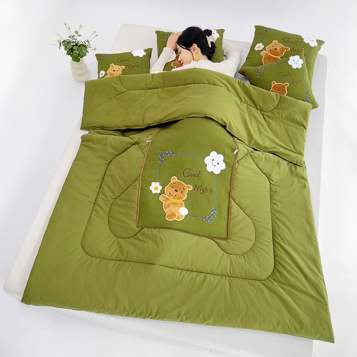 91家纺网 家纺一手货源 找家纺 阳光依佰 2024四季款全棉贴布绣华夫格抱枕被--元气熊系列 橄榄绿