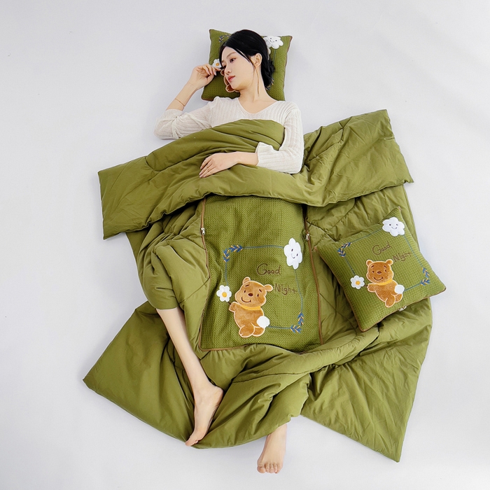 91家纺网 家纺一手货源 找家纺 阳光依佰 2024四季款全棉贴布绣华夫格抱枕被--元气熊系列 橄榄绿
