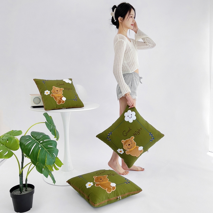 91家纺网 家纺一手货源 找家纺 阳光依佰 2024四季款全棉贴布绣华夫格抱枕被--元气熊系列 橄榄绿