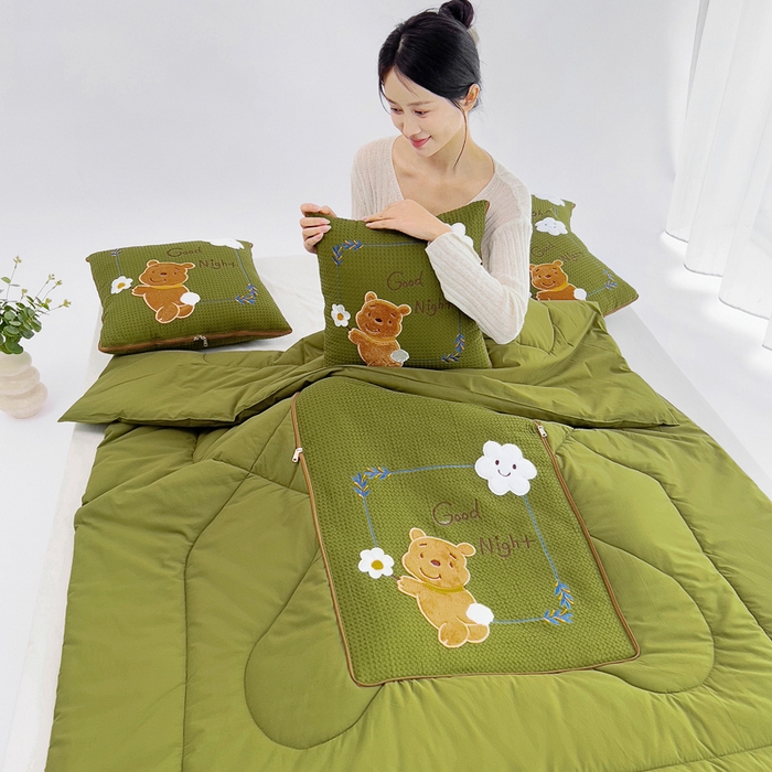 91家纺网 家纺一手货源 找家纺 阳光依佰 2024四季款全棉贴布绣华夫格抱枕被--元气熊系列 橄榄绿