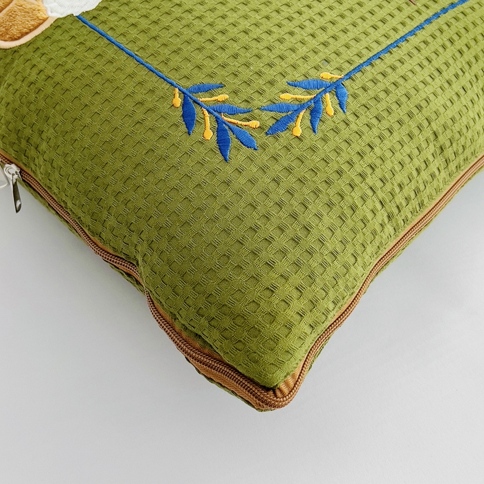 91家纺网 家纺一手货源 找家纺 阳光依佰 2024四季款全棉贴布绣华夫格抱枕被--元气熊系列 橄榄绿