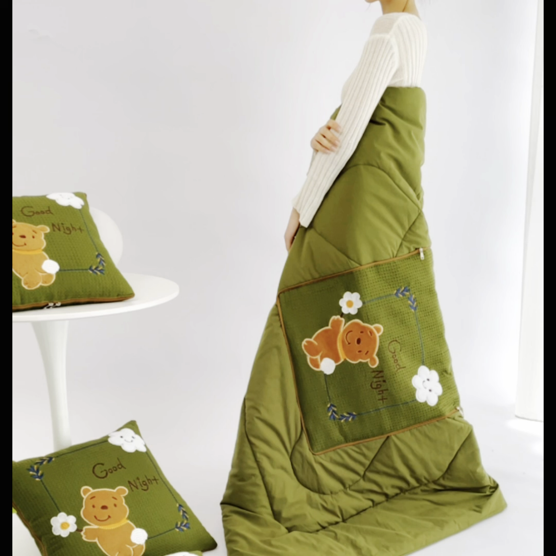 91家纺网 家纺一手货源 找家纺 阳光依佰 2024四季款全棉贴布绣华夫格抱枕被--元气熊系列 橄榄绿