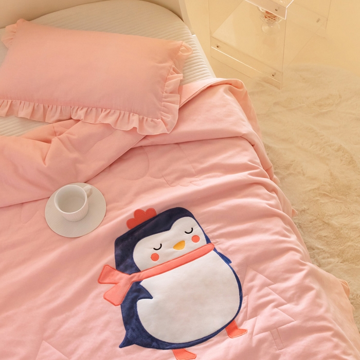 91家纺网 家纺一手货源 找家纺 喜多兔 2023新款小轻柔纱布纯棉双层纱空调被 粉色萌企鹅