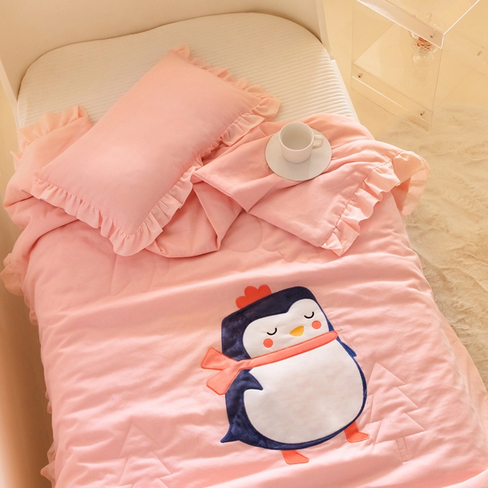 91家纺网 家纺一手货源 找家纺 喜多兔 2023新款小轻柔纱布纯棉双层纱空调被 粉色萌企鹅