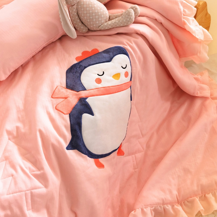 91家纺网 家纺一手货源 找家纺 喜多兔 2023新款小轻柔纱布纯棉双层纱空调被 粉色萌企鹅